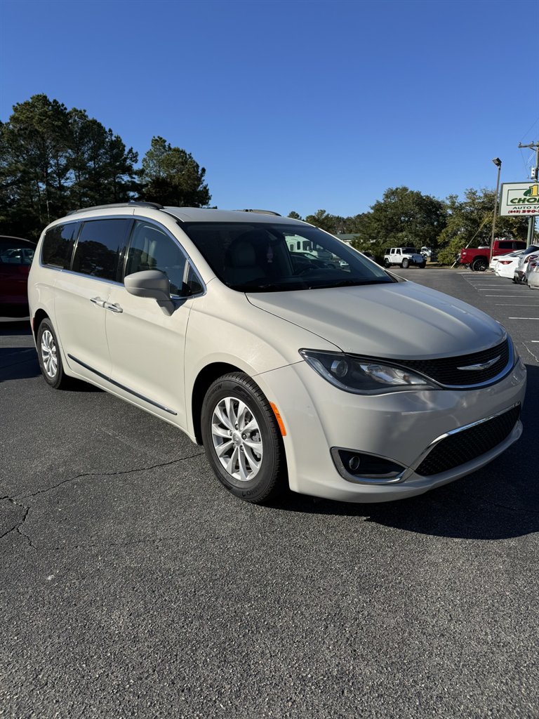 2017 Chrysler Pacifica Touring-L's photo